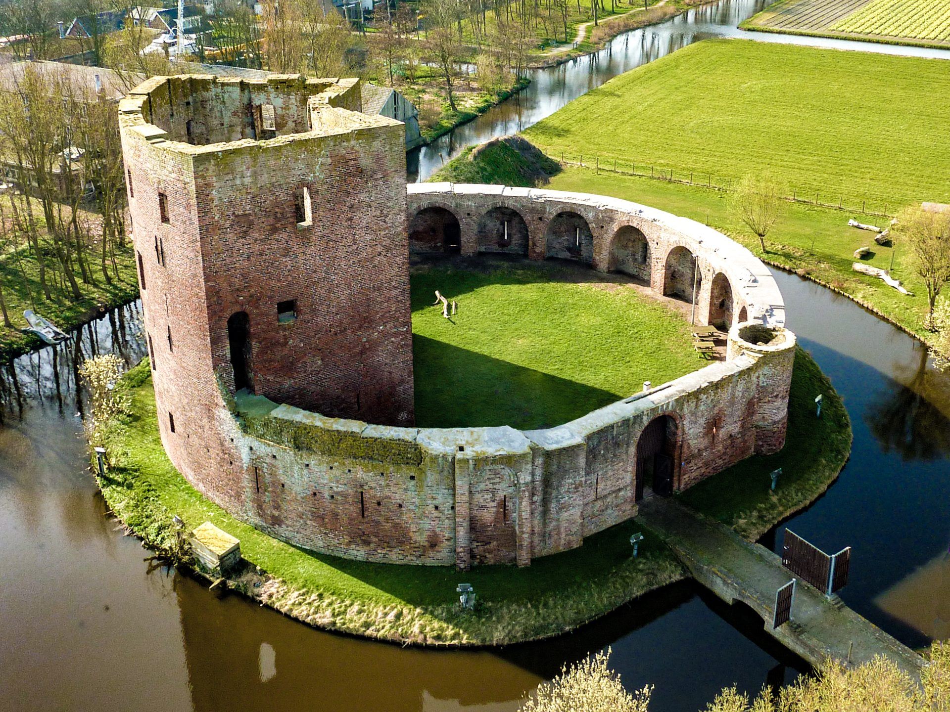 srcset="//dev.monumentenbezit.nl/wp-content/uploads/2022/04/Eeuwenlange-fascinatie-voor-de-ruine-van-slot-teylingen-200x150.jpg